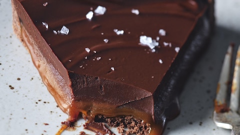 Une part de tarte au chocolat noir et au caramel salé.