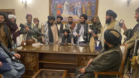 Combatientes talibanes toman el control del palacio presidencial en Afganistán.