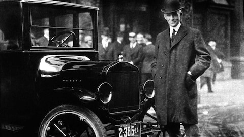 Henry Ford et sa voiture appelée la Ford Model T.