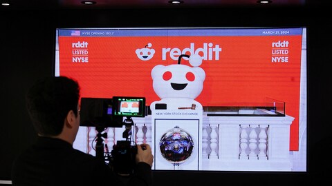 Le logo de Reddit visibile à la Bourse de New York.