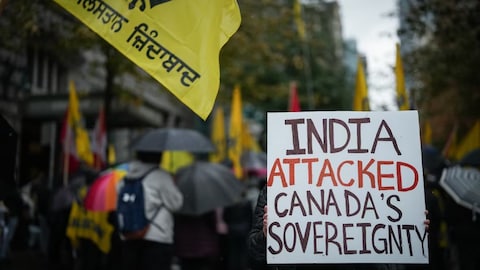 Una persona sostiene un cartel que dice "India atacó la soberanía de Canadá".