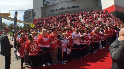 Une foule est devant l'aréna avec leurs chandails des Red Wings. On peut voir des milliers de personnes. Une foule est devant l'aréna avec leurs chandails des Red Wings. On peut voir des milliers de personnes.