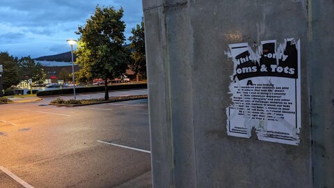 Une affiche collée sur un mur. Des morceaux ont été enlevés.