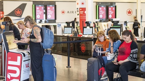 Une passagère d'Air Canada obtient sa carte d'embarquement à l'aéroport international Pierre-Elliott-Trudeau de Montréal, le mardi 19 août 2025.