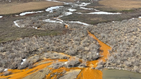 Un cours d'eau orange en Alaska.