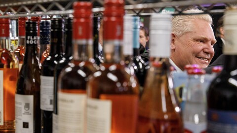 Le premier ministre Doug Ford lors d'une conférence de presse annonçant le projet du gouvernement provincial d'autoriser la vente d'alcool dans les dépanneurs.