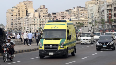 سيارة إسعاف في أحد شوارع الإسكندرية.