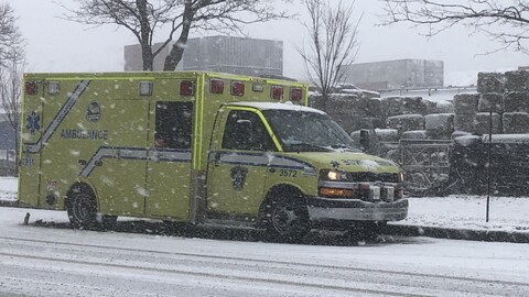 Une ambulance sur le boulevard Champlain à Québec.