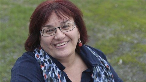Anne Boutin regarde la caméra en souriant. Anne Boutin regarde la caméra en souriant.