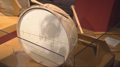 Le tambour traditionnel innu, aussi appelé teueikan Le tambour traditionnel innu, aussi appelé teueikan