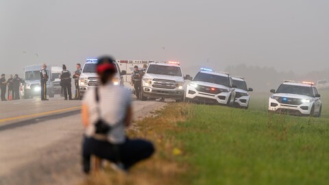 Le 7 septembre 2022, des voitures de police sur les lieux de l'arrestation de Myles Sanderson, l'un des suspects d'une série d'attaques au couteau survenues sur la Nation crie James Smith et dans le village de Weldon, en Saskatchewan, le 4 septembre 2022.