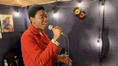 L'artiste fransaskoise ONYINYE en répétition à Regina, en Saskatchewan, le 3 novembre 2023.