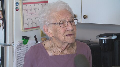 Une aînée répond à un journaliste. 