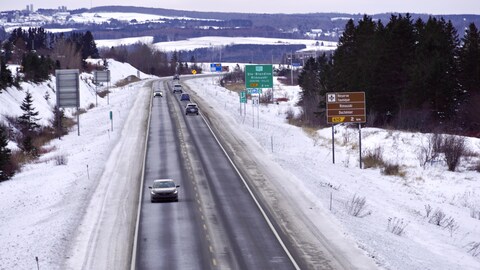 Tronçon de l'autoroute 20 qui compte deux voies, l'hiver.