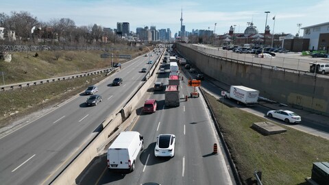 Photo aérienne de l'autoroute Gardiner congestionnée à la hauteur Jameson en raison de travaux le 25 mars 2024.