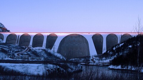 Le barrage Daniel-Johnson et la centrale Manic-5.       