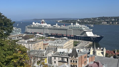 Un bateau est accosté à Québec. La photo est prise en hauteur.