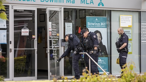 Des experts en explosifs sont photographiés à l'extérieur du bureau du député néo-démocrate Bowinn Ma.