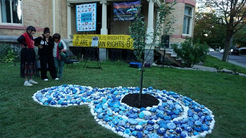 Le 24 septembre, dans le jardin du bureau d'Amnesty International Canada à Ottawa, des dizaines de personnes se sont réunies pour réaliser cette œuvre communautaire en l'honneur de Berta Cáceres sous la direction de l'artiste colombo-canadienne Claudia Salguero. 