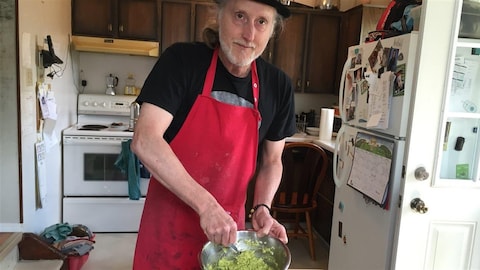 Bertrand Nayet prépare du guacamole Bertrand Nayet prépare du guacamole