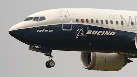 Un Boeing 737 Max vole dans le ciel. 
