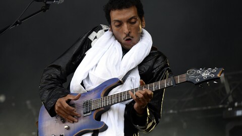 Le guitariste touareg Bombino sur scène.