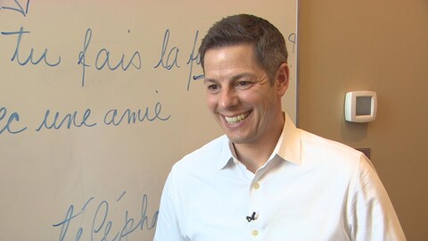 Le maire de Winnipeg Brian Bowman devant un tableau blanc. Le maire de Winnipeg Brian Bowman devant un tableau blanc.