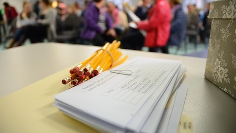 Bulletin de vote et crayons sur une table Bulletin de vote et crayons sur une table