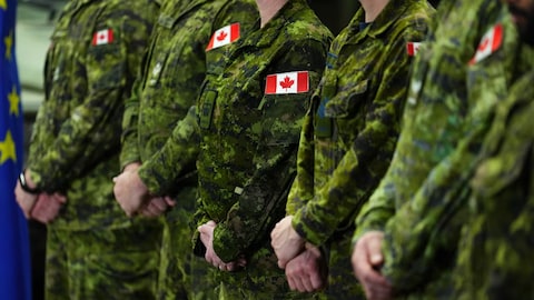 Mga nakauniporme na sundalo ng Canada.