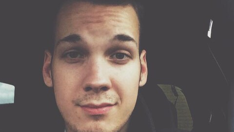 Le visage de Cade Sprackman en gros plan, dans une voiture. Le visage de Cade Sprackman en gros plan, dans une voiture.