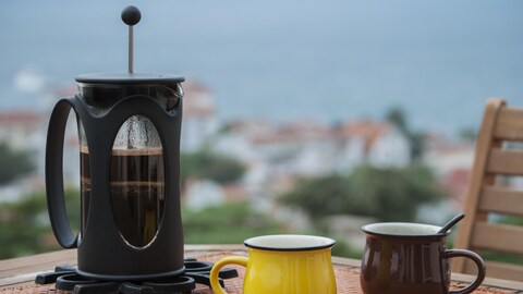 Une cafetière à piston et deux tasses. Une cafetière à piston et deux tasses.