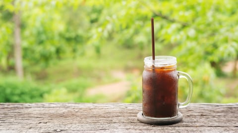 Une tasse café infusé à froid sur glace. Une tasse café infusé à froid sur glace.