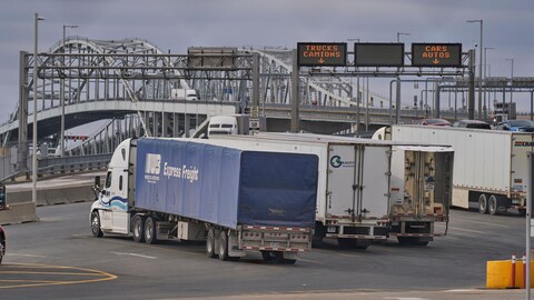 Des camions attendent de franchir la frontière canadienne à Sarnia, en Ontario.