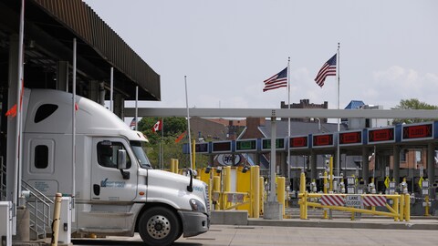 Un camion passe à un poste frontalier en absorption  des États-Unis.