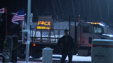 Un camion avec une affiche lumineuse où il est écrit Fuck Trudeau.