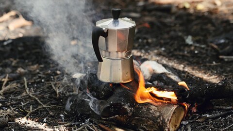 Une cafetière italienne sur le feu de camp. Une cafetière italienne sur le feu de camp.