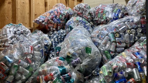 Des sacs remplis de canettes de breuvage