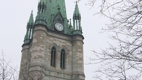 Le clocher de la cathédrale de Trois-Rivières en hiver.