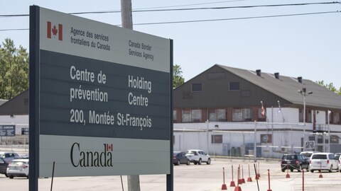 Un panneau sur lequel est inscrit : « Agence des services frontaliers du Canada, Centre de prévention, 200, montée Saint-François. »