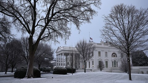 La neige recouvre la pelouse nord de la Maison-Blanche.
