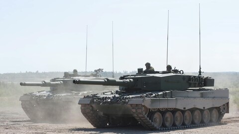دبابتان كنديتان من طراز ’’ليوبارد 2‘‘ في أفعانستان.