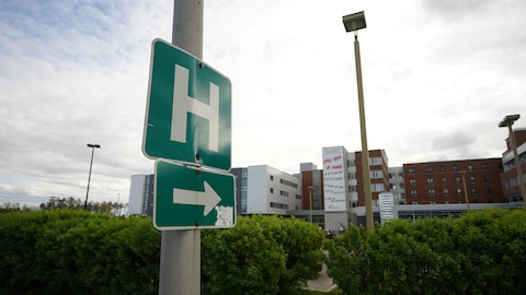 Une affiche indiquant la direction d'un hôpital.