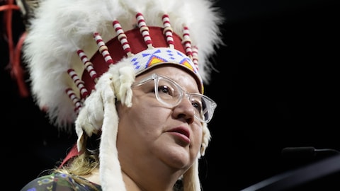 Cindy Woodhouse Nepinak portant une coiffe autochtone