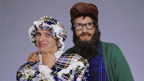 Serge Thériault et Claude Meunier côte à côte dans leurs costumes de pôpa et môman.