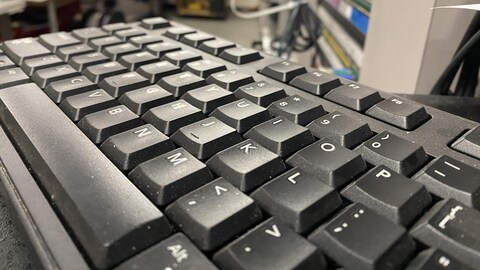 Un clavier dans une salle d'informatique.