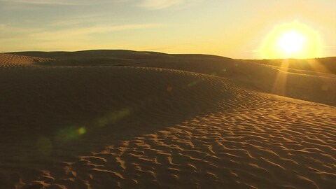 Un coucher de soleil dans un désert