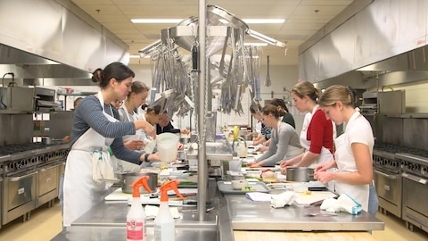 Des étudiants dans une classe de cuisine.