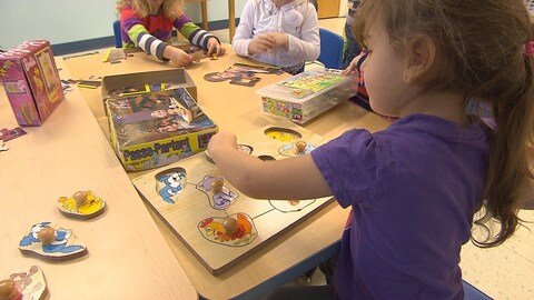 Le jeu contribue à l'apprentissage de l'enfant. Le jeu contribue à l'apprentissage de l'enfant.