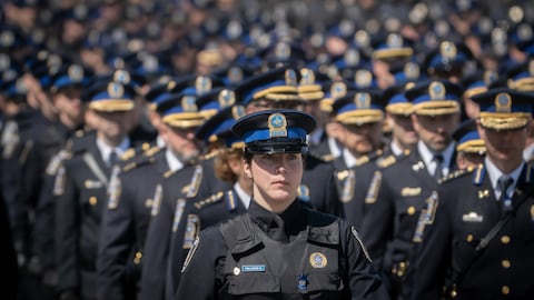 Des centaines de policiers en uniforme de cérémonie.