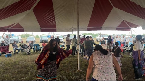 Indígenas bailando la danza del té, en la Primera Nación de Kahkewistahaw, en Saskatchewan.